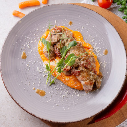 Медальйони зі свинини під соусом демігляс з білих грибів та пюре з моркви