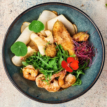 Салат з грушею, креветками та авокадо