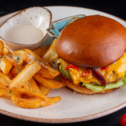 Бургер з яловичиною пепероні та карамелізованою цибулею