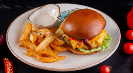 Бургер з яловичиною пепероні та карамелізованою цибулею