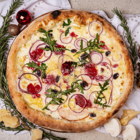 Піца з сиром брі та копченою куркою