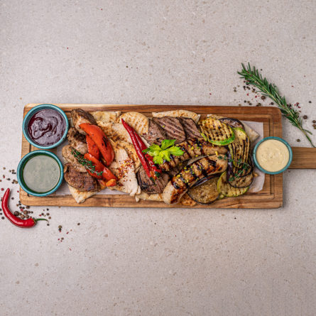 ДОШКА ГРИЛЬОВАНОГО М’ЯСА З ОВОЧАМИ ТА СОУСАМИ