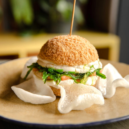 Суші-бургер з лососем та рисовими чіпсами