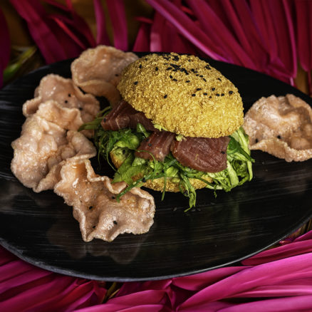 Суші-бургер з тунцем та рисовими чіпсами