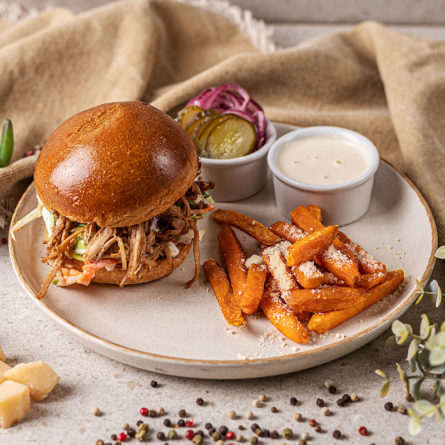 Бургер з рваною свининою та соусом кімчі