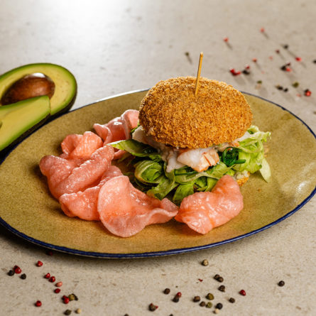 Суші-бургер з креветками та рисовими чіпсами