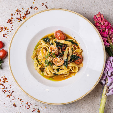 Тальятеле з креветками, шпинатом та томатами