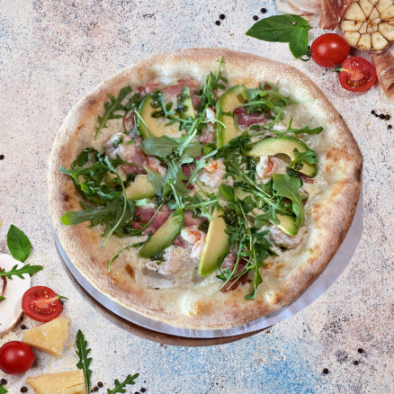 Піца з креветками, беконом та авокадо