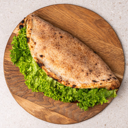 Піца-сендвіч з рваною свининою та перцем пепероні