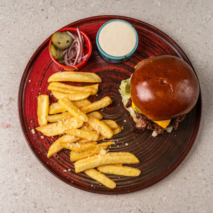 Бургер з рваною яловичиною