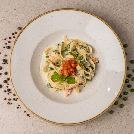 Тальятеле з лососем, шпинатом та зеленим горошком