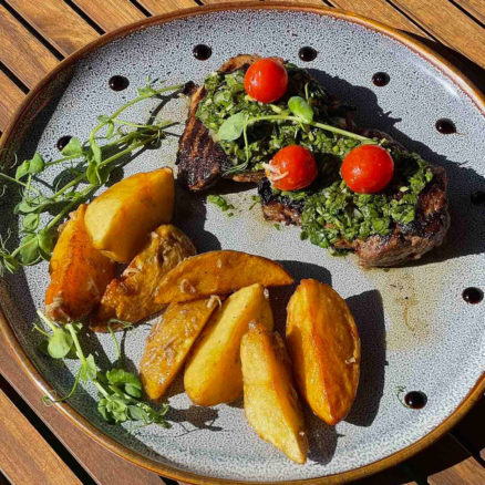 Стейк зі свинини з соусом чімічурі та запеченою картоплею