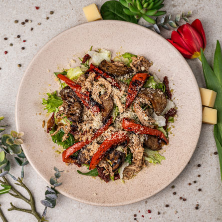 Салат з рваною яловичиною та овочами гриль