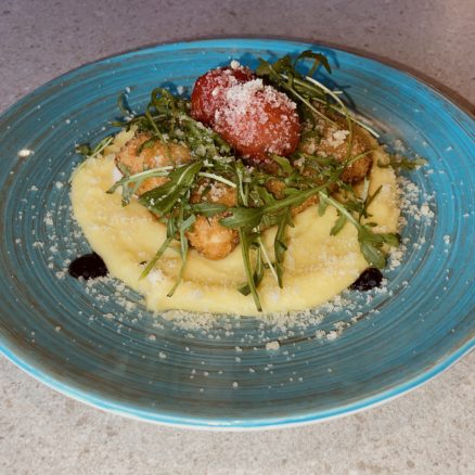 Курячий шніцель з кото і моцарелою на подушці з картопляного пюре