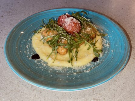 Курячий шніцель з кото і моцарелою на подушці з картопляного пюре