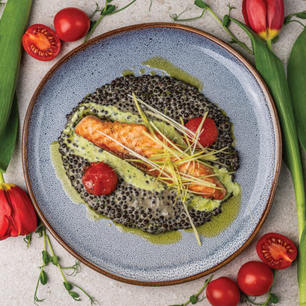 Лосось гриль з чорною сочевицею та томатами конфі