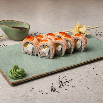 РОЛ З ФЛАМБОВАНИМ ЛОСОСЕМ, КРЕВЕТКОЮ, КРАБОМ ТА АПЕЛЬСИНОМ