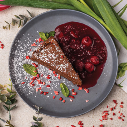 Шоколадний кейк-суфле з вишневим соусом-конфі