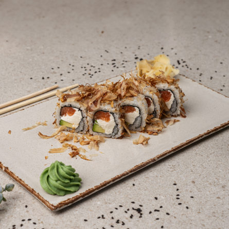 РОЛ З СОЛЕНИМ ЛОСОСЕМ